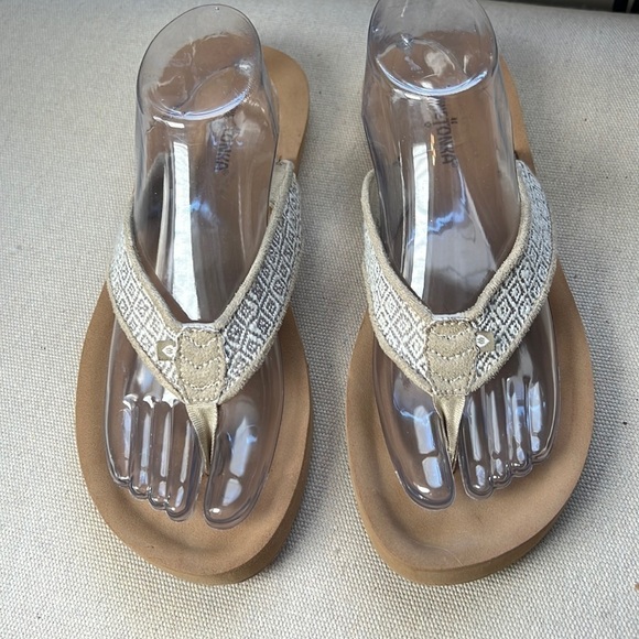 Minnetonka canvas cushion flip flops size 9 - Picture 2 of 10